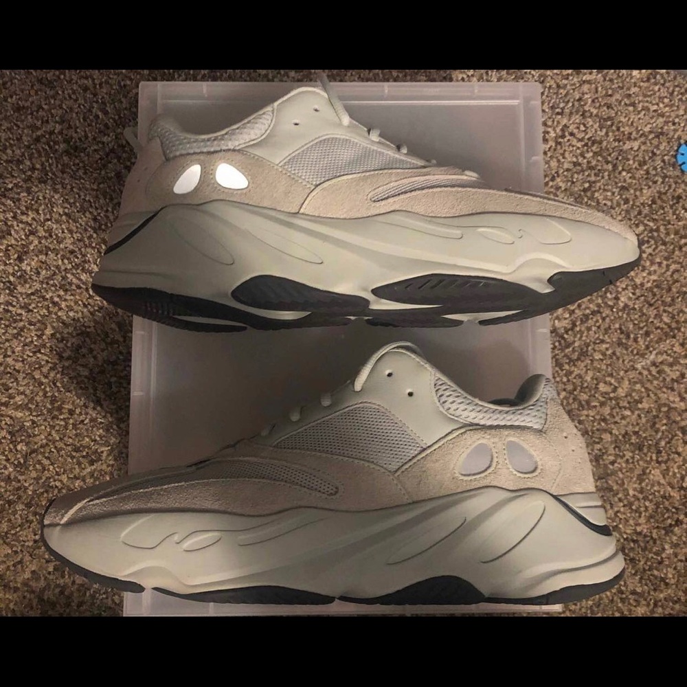 Yeezy v700 Salt . Men US size 13